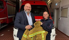 Der Erste Stadtrat Torsten Haß übergab die erste von 100 neuen Einsatzjacken an die Stadtkleiderwartin Yvonne Dommaschke.