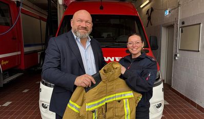 Der Erste Stadtrat Torsten Haß übergab die erste von 100 neuen Einsatzjacken an die Stadtkleiderwartin Yvonne Dommaschke.