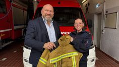 Der Erste Stadtrat Torsten Haß übergab die erste von 100 neuen Einsatzjacken an die Stadtkleiderwartin Yvonne Dommaschke.