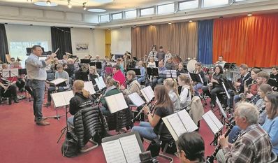 Knapp 60 Musikerinnen und Musiker bereiten sich derzeit intensiv auf das Gala-Konzert im Stadeum vor. Mirco Benthien leitet das Orchester seit 2008.