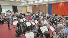 Knapp 60 Musikerinnen und Musiker bereiten sich derzeit intensiv auf das Gala-Konzert im Stadeum vor. Mirco Benthien leitet das Orchester seit 2008.