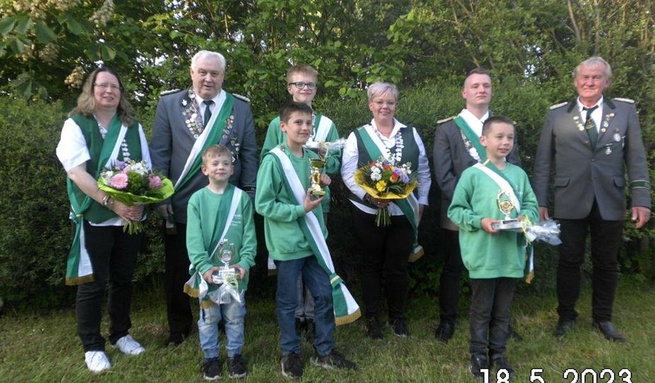 Giehlermoor (red). Beim Giehlermoorer Schützenfest wurde das neue Königshaus ausgeschossen, während auf dem Festplatz reger und freudiger Betrieb herrschte. Der neue König ist Marc Stelljes und die neue Königin ist Stefanie Stelljes. Zudem wurden durch den Präsidenten Heino Lütjen und die Moorkreispräsidentin Annika Semken mehrere Mitglieder geehrt.