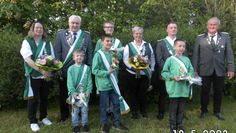 Giehlermoor (red). Beim Giehlermoorer Schützenfest wurde das neue Königshaus ausgeschossen, während auf dem Festplatz reger und freudiger Betrieb herrschte. Der neue König ist Marc Stelljes und die neue Königin ist Stefanie Stelljes. Zudem wurden durch den Präsidenten Heino Lütjen und die Moorkreispräsidentin Annika Semken mehrere Mitglieder geehrt.