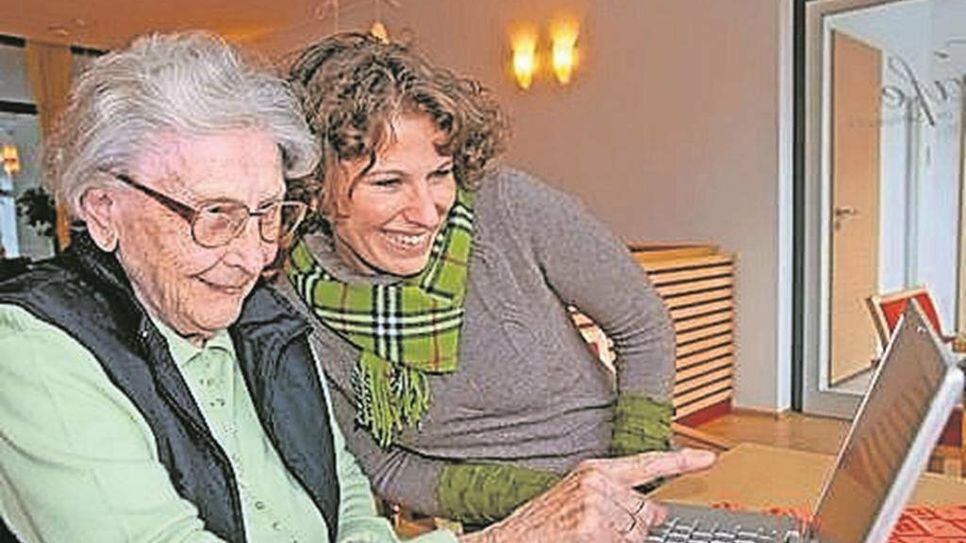Dank Tablet oder Laptop können ältere Menschen alte Schlager hören - und auch die Verbindung zu Verwandten in der Ferne halten.
