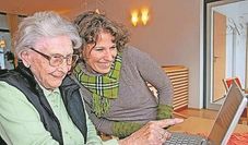 Dank Tablet oder Laptop können ältere Menschen alte Schlager hören - und auch die Verbindung zu Verwandten in der Ferne halten.