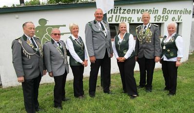 Bornreihe (red). Der Schützenverein in Bornreihe feierte ein spannendes und fröhliches Schützenfest. Das neu ermittelte Königshaus besteht aus dem König der Könige Reiner Bohling und der Königin der Königinnen Edeltraut Ehlers. Im Anschluss wurden drei Mitgleider für die 25-jährige- und ein Mitglied für die 60-jährige Vereinstreue geehrt.