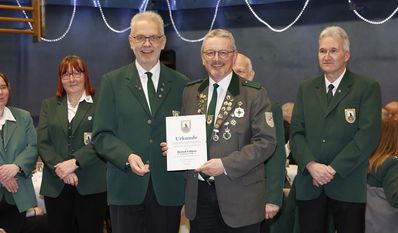 Sportleiter Bernd Cordes (links) überreicht Landrat Bernd Lütjen die Silberne Ehrenmedaille.