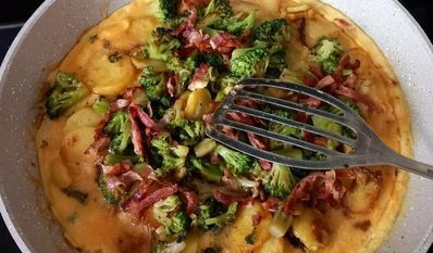 Das klassische Bauernfrühstück war einst ein ,,Arme-Leute-Essen“ und ist aus der Resteverwertung entstanden, um gekochte Kartoffeln, Schinken oder Speck zu verarbeiten.