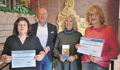 (v.l.) Anke Burfeind-Behnken, Michael Hannebacher, Petra Fischer und Andrea Koritke präsentieren freudig die symbolischen Schecks.
