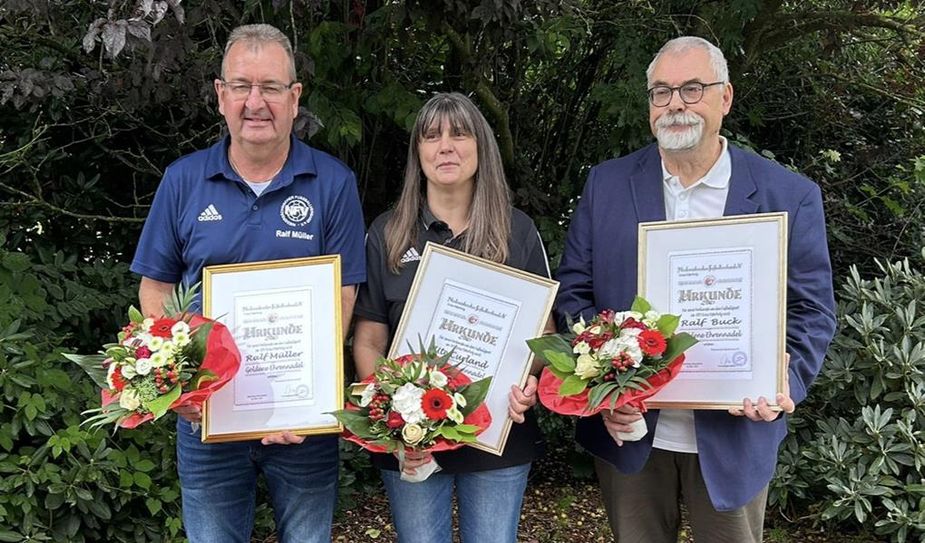 (v. l.) Ralf Müller, Ute Curland und Ralf Buck freuen sich über die Anerkennung für ihr Engagement.