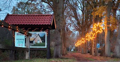 Auch in diesem Jahr lädt der Verein „Historischer Moorhof“ in Augustendorf zu einem stimmungsvollen Weihnachtsmarkt ein, bei dem groß und klein voll auf ihre Kosten kommen werden. Damit alles wie am Schnürchen klappt, werden die Vereinsmitglieder am 13. Dezember ab 10 Uhr beim Aufbau letzte Arbeiten durchführen. Fleißige Hände sind hierzu gerne gesehen.