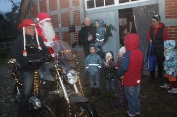 Einer der Höhepunkte in diesem Jahr ist der Besuch von zwei Weihnachtsengeln, die kleine Überraschungen an die Erdenkinder verteilen und Wünsche entgegen nehmen.