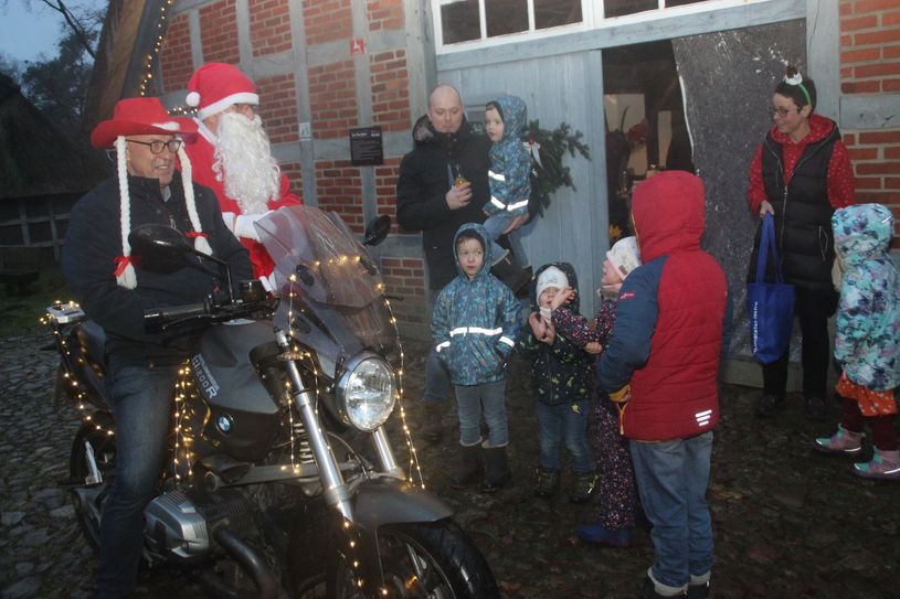 Einer der Höhepunkte in diesem Jahr ist der Besuch von zwei Weihnachtsengeln, die kleine Überraschungen an die Erdenkinder verteilen und Wünsche entgegen nehmen.