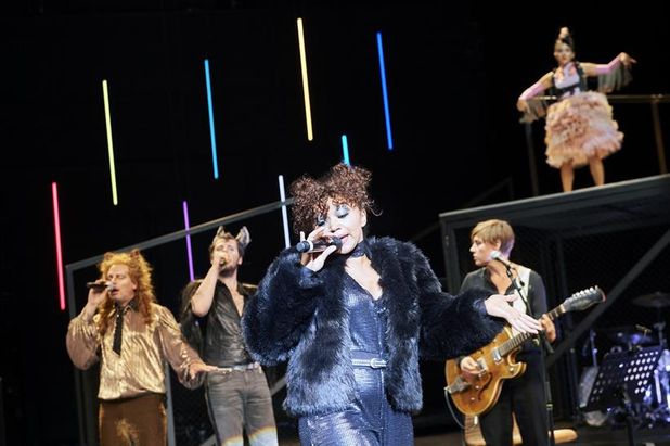 In der Neuinterpretation wird nicht nur gespielt, sondern auch live gesungen.