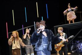 In der Neuinterpretation wird nicht nur gespielt, sondern auch live gesungen.