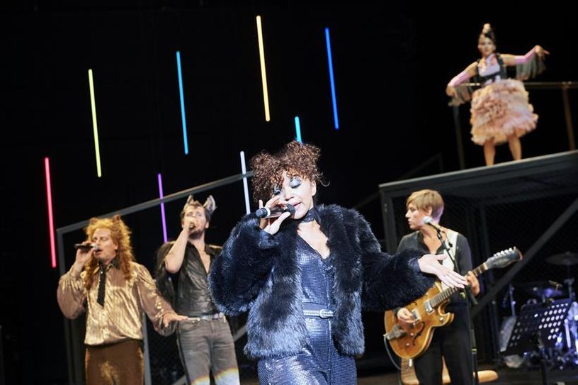 In der Neuinterpretation wird nicht nur gespielt, sondern auch live gesungen.