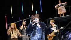 In der Neuinterpretation wird nicht nur gespielt, sondern auch live gesungen.