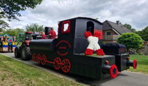 Auch beim Erntefest in Freißenbüttel werden viele bunte Wagen durch den Ort fahren. Besucher:innen können sie vom Wegesrand bestaunen.