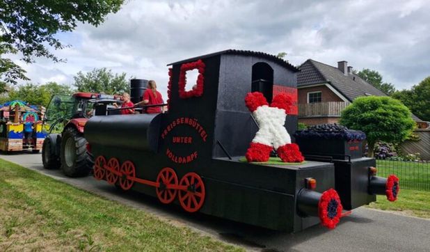 Auch beim Erntefest in Freißenbüttel werden viele bunte Wagen durch den Ort fahren. Besucher:innen können sie vom Wegesrand bestaunen.