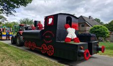 Auch beim Erntefest in Freißenbüttel werden viele bunte Wagen durch den Ort fahren. Besucher:innen können sie vom Wegesrand bestaunen.