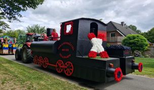 Auch beim Erntefest in Freißenbüttel werden viele bunte Wagen durch den Ort fahren. Besucher:innen können sie vom Wegesrand bestaunen.