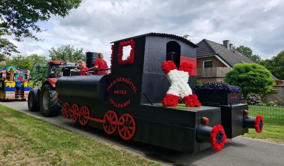 Auch beim Erntefest in Freißenbüttel werden viele bunte Wagen durch den Ort fahren. Besucher:innen können sie vom Wegesrand bestaunen.
