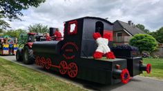 Auch beim Erntefest in Freißenbüttel werden viele bunte Wagen durch den Ort fahren. Besucher:innen können sie vom Wegesrand bestaunen.