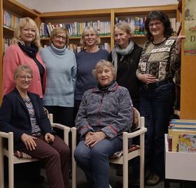 Die Verantwortlichen der Bücherei kümmern sich um Beschaffung, Ausleihe und das anstehende Jubiläum.
