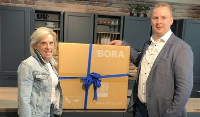 Osterholz-Scharmbeck (red). Bei dem Geburtstagsgewinnspiel des Möbelhauses Meyerhoff konnte Anfang Mai die Gewinnerin des Online-Gewinnspiels für den Monat April ermittelt werden. Der Gewinnerin Birgit Ponty aus Ritterhude wurde am Montag, 22. Mai, ein hochwertiges BORA Induktionskochfeld mit integriertem Kochfeld-Umluft-Abzug im Wert von 2.250 Euro übergeben.