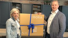 Osterholz-Scharmbeck (red). Bei dem Geburtstagsgewinnspiel des Möbelhauses Meyerhoff konnte Anfang Mai die Gewinnerin des Online-Gewinnspiels für den Monat April ermittelt werden. Der Gewinnerin Birgit Ponty aus Ritterhude wurde am Montag, 22. Mai, ein hochwertiges BORA Induktionskochfeld mit integriertem Kochfeld-Umluft-Abzug im Wert von 2.250 Euro übergeben.