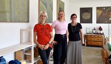 (v. l.) Ute von Helldorff, Sabrina Adeline Nagel und Anja Schlesselmann-Janssen wollen viele Bürger mit den Werken berühren.