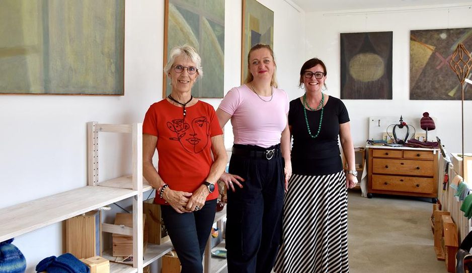 (v. l.) Ute von Helldorff, Sabrina Adeline Nagel und Anja Schlesselmann-Janssen wollen viele Bürger mit den Werken berühren.