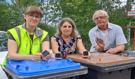 Abfallberaterin Rebecca Eberth (links) und die Behindertenbeauftragten der Gemeinde Lilienthal Anette Paul und Reinhard Seekamp stellten die hilfreichen Symbole und den Flyer vor.
