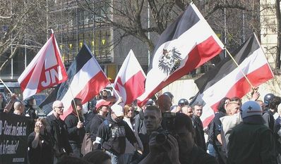 Wer hier raus will oder von Rechtsradikalen bedroht wird, bekommt Hilfe beim Aussteigerangebot „Distance - Ausstieg Rechts“ bzw. bei der „Mobilen Beratung Niedersachsen gegen Rechtsextremismus - für Demokratie“.