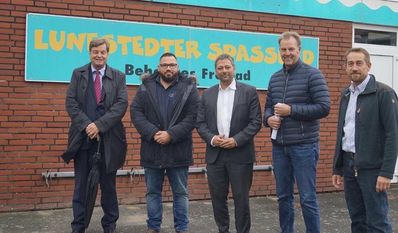 Enak Ferlemann (li.) beim Besuch des „Lubibads“ in Lunestedt.
