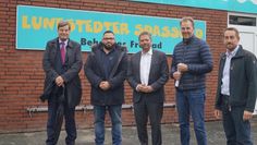 Enak Ferlemann (li.) beim Besuch des „Lubibads“ in Lunestedt.
