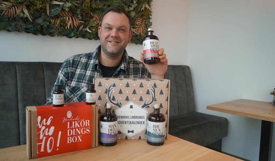 Hendrik Grafelmann hat besondere Päckchen und Adventskalender für die Weihnachtsszeit gepackt.