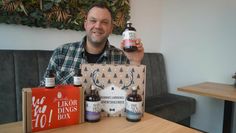 Hendrik Grafelmann hat besondere Päckchen und Adventskalender für die Weihnachtsszeit gepackt.
