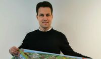 Mark Schober vom Wimmelwerk zeigt das Bremervörder Wimmelmotiv.