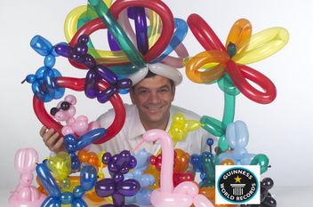 Der Ballonkünstler Salvatore Sabbatino zaubert beeindruckende Kunstfiguren aus einfachen Luftballons.
