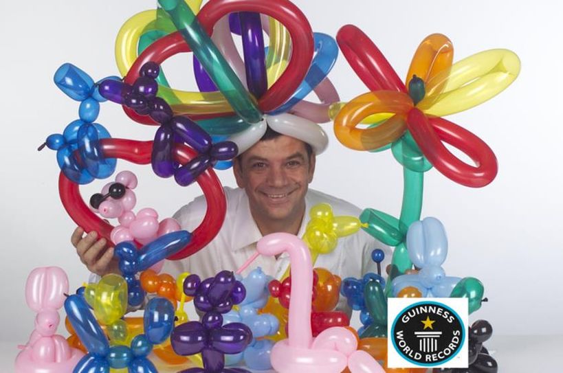 Der Ballonkünstler Salvatore Sabbatino zaubert beeindruckende Kunstfiguren aus einfachen Luftballons.