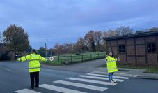 Mit ihren leuchtenden Jacken fallen die Helfer:innen gerade in der dunklen Jahreszeit auf und können die Kinder unterstützen.