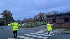 Mit ihren leuchtenden Jacken fallen die Helfer:innen gerade in der dunklen Jahreszeit auf und können die Kinder unterstützen.