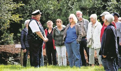 Die Teilnehmenden hörten gespannt den Geschichten der Region zu.