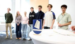 Aus der Jugendwerkstatt des Landkreises stammten diese Auszeichnungen, die den drei Jugendförderpreisgeldträgern zusätzlich überreicht wurden.