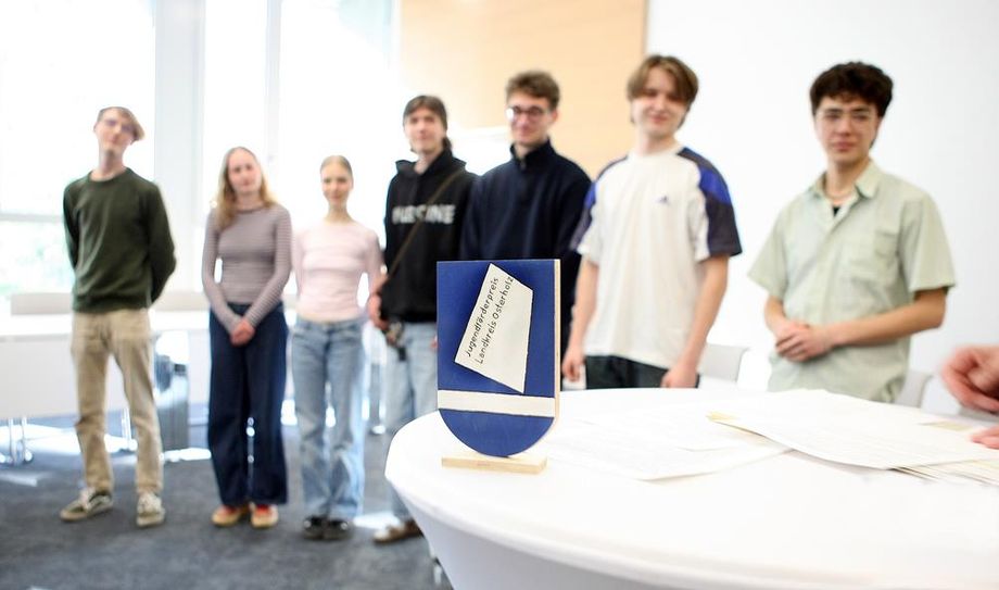 Aus der Jugendwerkstatt des Landkreises stammten diese Auszeichnungen, die den drei Jugendförderpreisgeldträgern zusätzlich überreicht wurden.