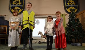 Zum Programm gehörten zahlreiche Beiträge der Kinder: Gedichte, Lieder und kleine Sketche.