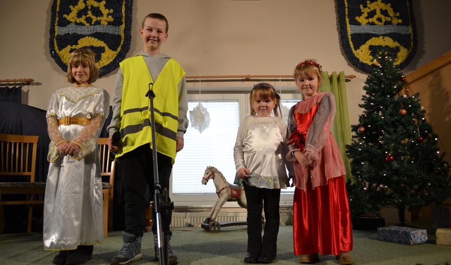 Zum Programm gehörten zahlreiche Beiträge der Kinder: Gedichte, Lieder und kleine Sketche.