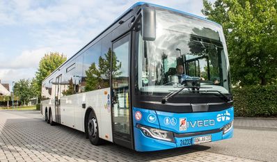 Die evb-Busse stehen schon in den Startlöchern, um die Schülerinnen und Schüler sicher zur Schule zu fahren.