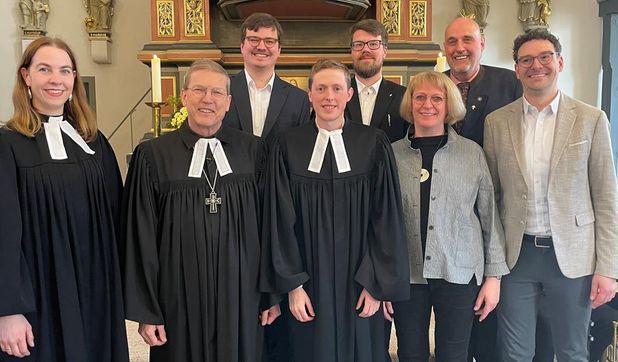 Jonas Scholz (Mitte) bei seiner Ordination mit Silke Kuhlmann, Hans Christian Brandy, Simon Reinecke, Jonas Drude, Britta Grotheer-Schmitz, Heiko Kaum und Henning Mahnken (von links).
